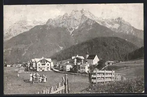 AK Waidring, Ortsansicht mit Gebirge im Hintergrund