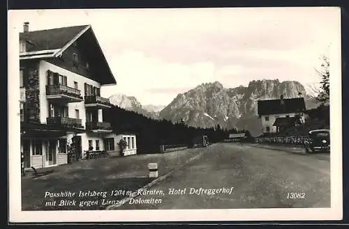 AK Iselsberg, Hotel Defreggerhof mit Blick gegen Lienzer Dolomiten, Auto