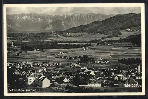 AK Feldkirchen /Kärnten, Ortsansicht mit Strasse und Blick in die Berge aus der Vogelschau