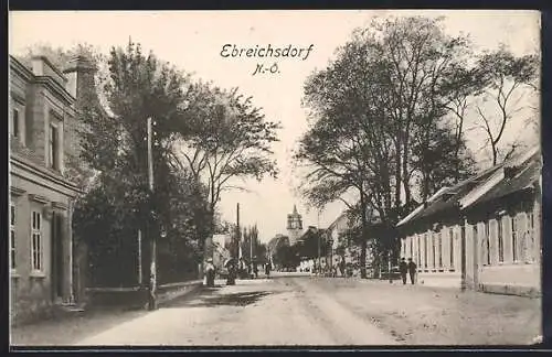 AK Ebreichsdorf /N.-Ö., Strassenpartie mit Passanten