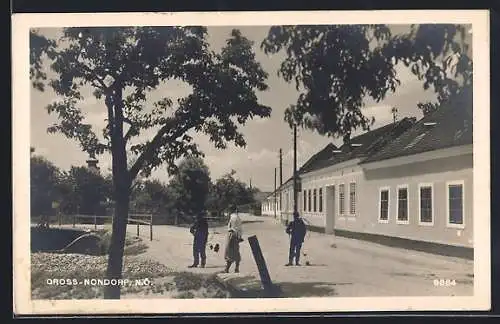 AK Guntersdorf /N.-Ö., Gross-Nondorf, Schornsteinfeger auf einer Strasse