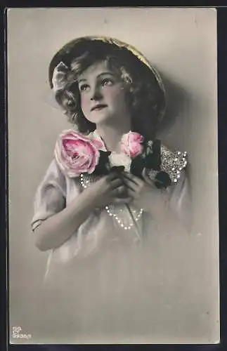 Foto-AK GG Co. Nr. 2935 /1: Mädchen mit Rosen und verträumtem Blick