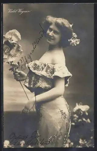 AK Schauspieler Violet Wegner, mit Kleid und Blumen