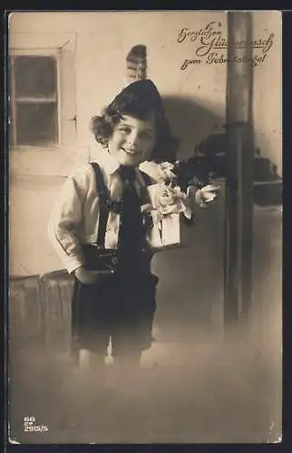 Foto-AK GG Co. Nr. 2915 /5: Junger Knabe in Tracht mit einem Geschenk, Geburtstagskarte