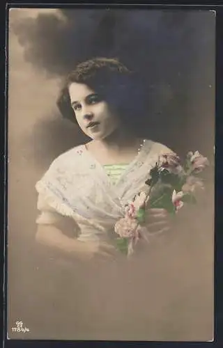 Foto-AK GG Co. Nr. 1784 /4: Junge Frau mit einem Blumenstrauss