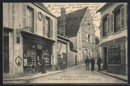 AK Ferrières-en-Gatinais, La Grande-Rue et vieille Maison datant de Louis XIII