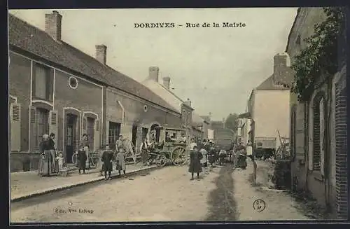 AK Dordives, Rue de la Mairie, Einwohner auf der Strasse