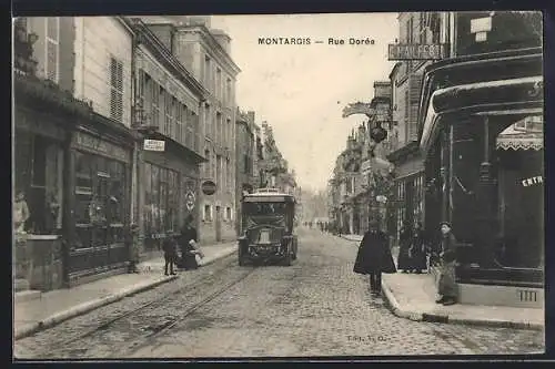 AK Montargis, Rue Dorée, Strassenpartie mit Geschäften