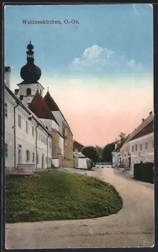 AK Waldneukirchen, Strasse mit Wohnhäusern und Kirchturm