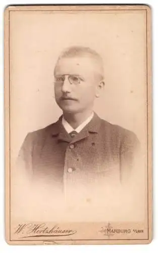 Fotografie W. Hertzhäuser, Marburg, Ketzerbach, Porträt eines Mannes mit Brille