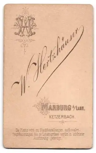 Fotografie W. Hertzhäuser, Marburg, Ketzerbach, Porträt eines Mannes mit Brille