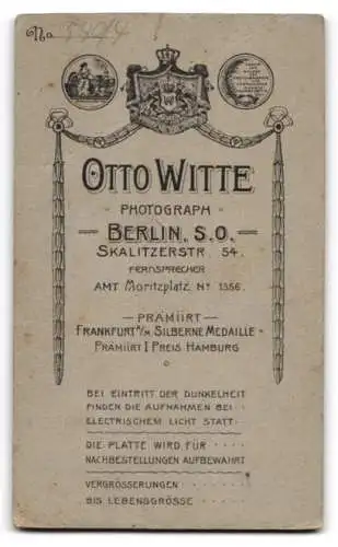 Fotografie Otto Witte, Berlin, Skalitzer Str. 54, Porträt eines Mannes mit Anzug