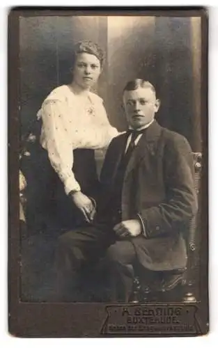 Fotografie A. Behning, Buxtehude, Neben der Baugewerkschule, Paar im Porträt