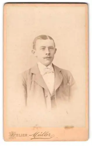 Fotografie Moritz Müller, Rochlitz, Obere Gärtnerstrasse, Porträt eines eleganten jungen Mannes