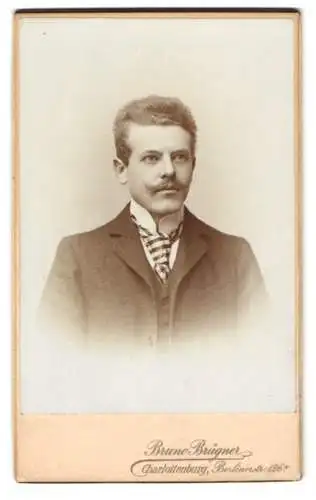 Fotografie Bruno Bürger, Charlottenburg, Berlinerstr. 126, Portrait eines eleganten Herrn