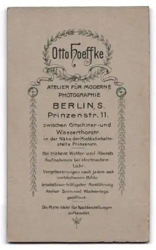 Fotografie Otto Hoeffke, Berlin, Prinzenstrasse 11, Porträt eines jungen Mannes in Anzug