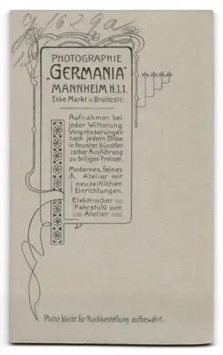 Fotografie Fotograf unbekannt, Mannheim, Ecke Markt u. Breitestrasse, Porträt eines Herren mit markantem Schnurrbart