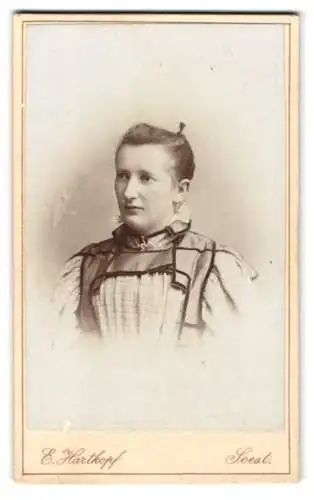 Fotografie E. Hartkopf, Soest, Frau in elegantem Kleid