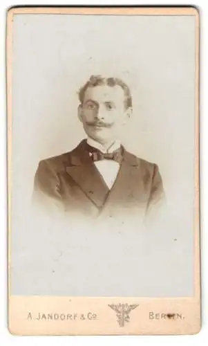 Fotografie A. Jandorf & Co., Berlin, Spittelmarkt 16 /17, Portrait eines eleganten Herrn