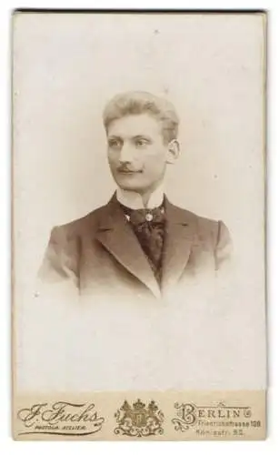 Fotografie E. Fuchs, Berlin, Friedrichstrasse 108, Porträt eines jungen Mannes