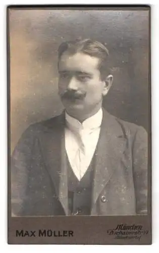 Fotografie Max Müller, München, Dachauerstr. 19, Porträt eines eleganten Herrn