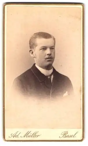 Fotografie Ad. Müller, Basel, St. Clarastrasse 5, Porträt eines jungen Mannes