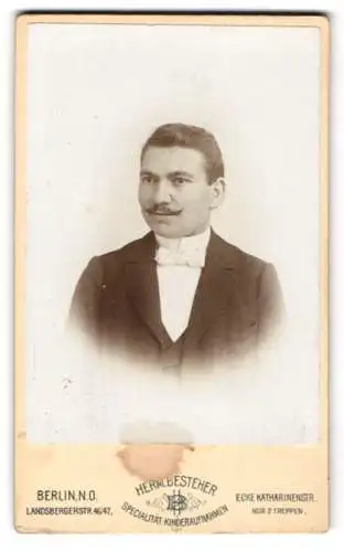 Fotografie Hermann Besteher, Berlin, Landsbergerstr. 46 /47, Portrait eines Mannes mit Schnurrbart