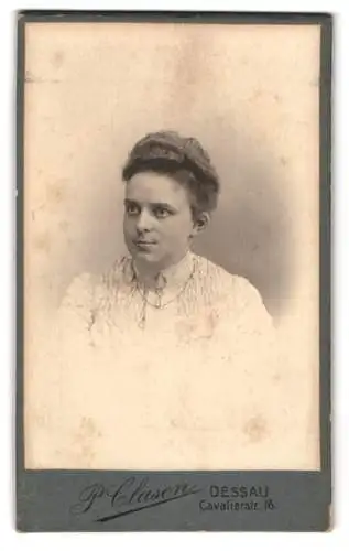 Fotografie P. Clasen, Dessau, Cavalierstr. 16, Porträt einer Dame