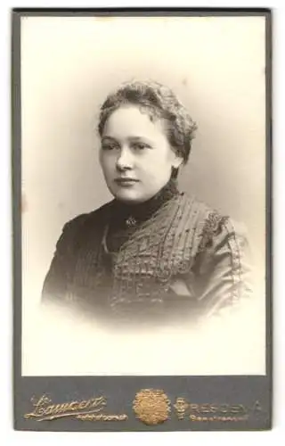 Fotografie Lambert, Dresden, Porträt einer Dame in elegantem Kleid