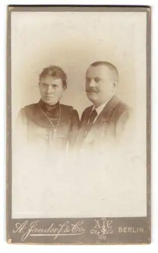 Fotografie A. Jandorf &amp Co., Berlin, Leipziger-Strasse 64, Portrait eines Paares