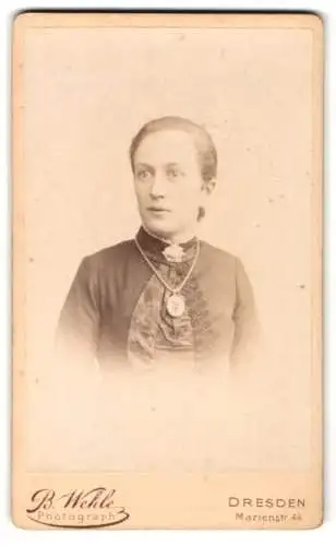 Fotografie B. Wehle, Dresden, Marienstr. 44, Porträt einer Frau mit Schmuck