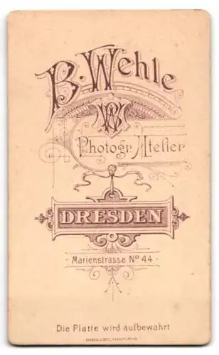 Fotografie B. Wehle, Dresden, Marienstr. 44, Porträt einer Frau mit Schmuck