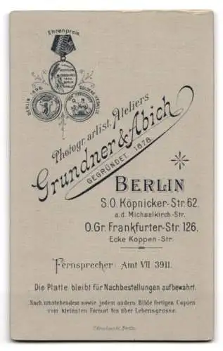 Fotografie Grundner &amp Abich, Berlin, Köpnicker-Str. 62, Porträt eines jungen Mannes