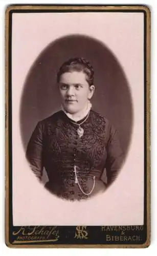 Fotografie K. Schäfer, Ravensburg, Gartenstrasse 26, Portrait einer Dame in tailliertem Kleid