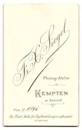 Fotografie Fr. H. Siegel, Kempten, am Bahnhof, Porträt einer Frau in elegantem Kleid