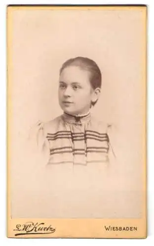 Fotografie L.W. Kurtz, Wiesbaden, Friedrichstrasse 4, Porträt eines jungen Mädchens