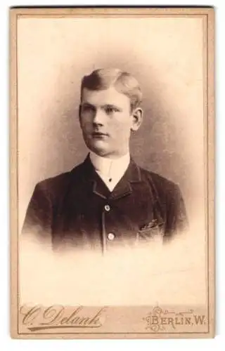 Fotografie C. Delank, Berlin, Friedrichstr. 185, Portrait eines jungen Mannes