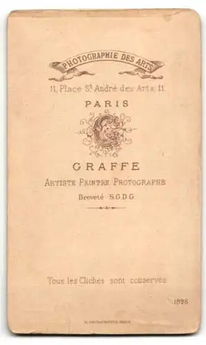 Fotografie Graffe, Paris, Place St. André des Arts 11, Junger Mann in festlicher Kleidung