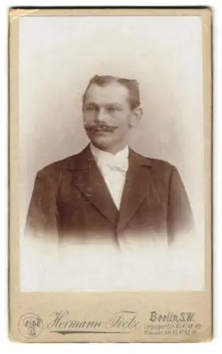 Fotografie Hermann Tietz, Berlin, Leipziger Str. 46, Eleganter Herr mit Schnurrbart