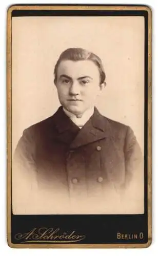 Fotografie A. Schröder, Berlin, Gr. Frankfurter Str. 117, Portrait eines jungen Mannes