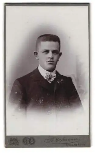 Fotografie Ph. Hofmann, Stollberg i/S, am Bahnhof, Porträt eines jungen Mannes