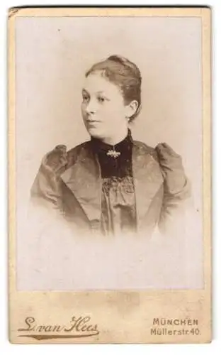 Fotografie L. van Hees, München, Müllerstr. 40, Porträt einer Frau mit elegantem Kleid