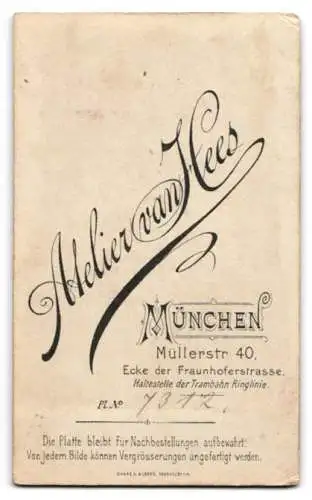 Fotografie L. van Hees, München, Müllerstr. 40, Porträt einer Frau mit elegantem Kleid