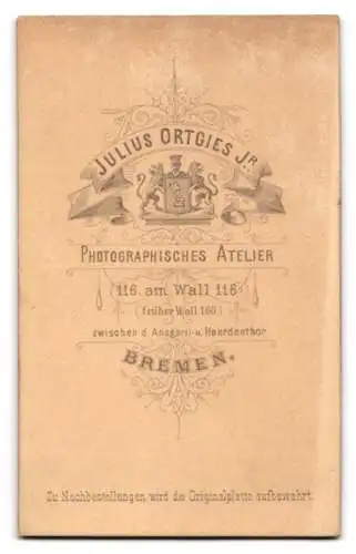 Fotografie Julius Ortgies Jr., Bremen, am Wall 116, Junger Mann im Anzug