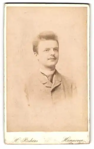 Fotografie H. Richters, Hannover, Cellerstrasse 146, Porträt eines jungen Mannes