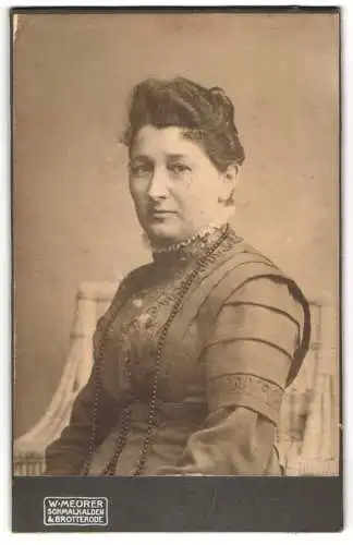 Fotografie W. Meurer, Schmalkalden, Dame im eleganten Kleid