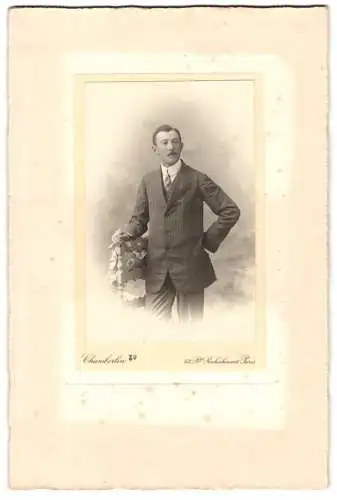 Fotografie Chamberlin, Paris, Boulevard Rochechouart 63, Eleganter Herr im Anzug