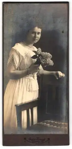 Fotografie Georg Koczyk, Coswig, Junge Dame mit Blumenstrauss