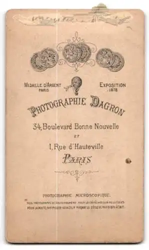 Fotografie Dagron, Paris, Boulevard Bonne Nouvelle 34, Jugendlicher im Anzug