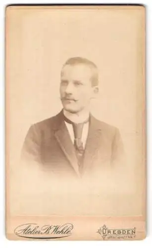 Fotografie Atelier B. Wehle, Dresden, Marienstrasse 44, Portrait eines eleganten Herrn